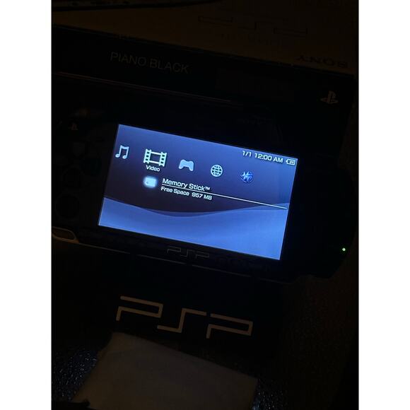Black psp 2000 w/charger & box - Picture 6 of 8